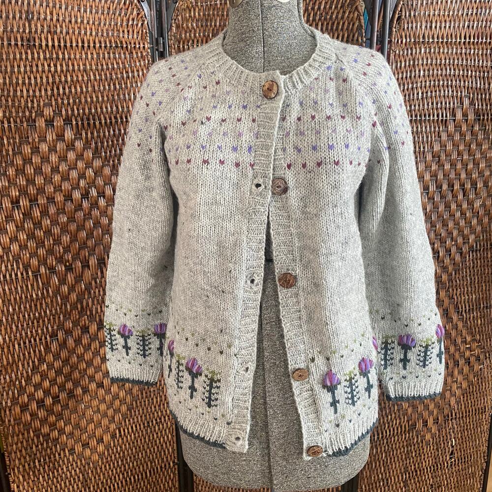 Size M//Vintage 90s Wool Cardigan with Embroidery Tulip Floral Details